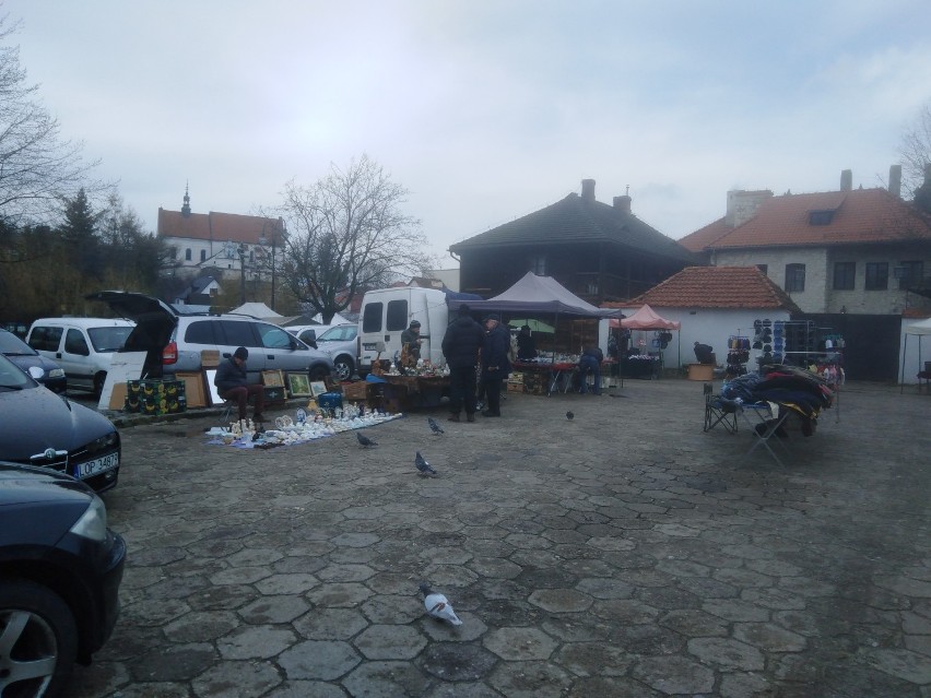 Weekendowy handel - niedziela Mały Rynek Kazimierz Dolny