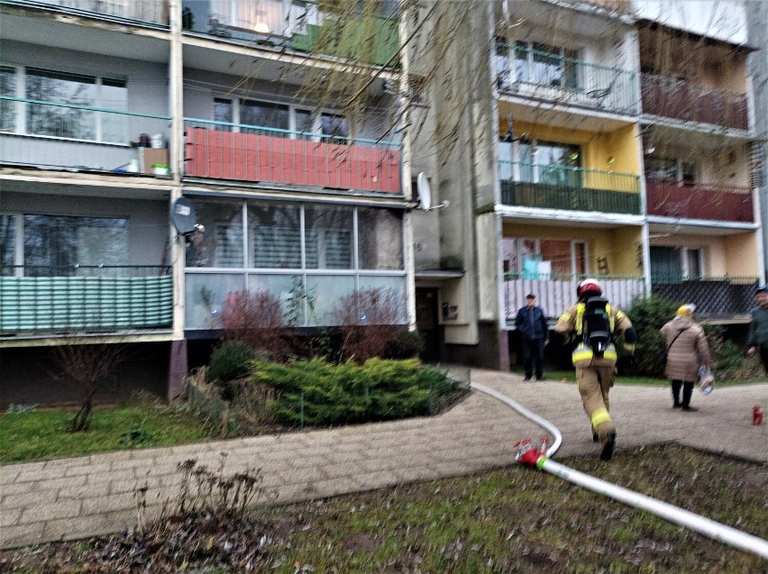 Nowy Dwór Gdański. Pożar na trzecim piętrze w bloku wielorodzinnym  przy ul. Warszawskiej
