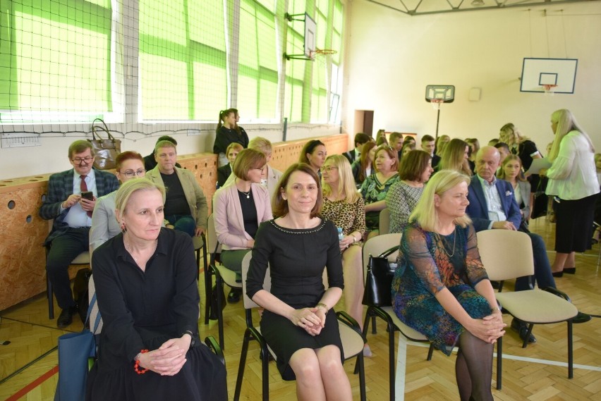 Pożegnanie maturzystów w II Liceum Ogólnokształcącym  w Sandomierzu. Podpisano też umowę z Uniwersytetem Jana Kochanowskiego w Kielcach