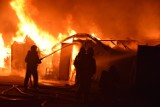 Nocny pożar w Czaczu. Paliły się tunele, w których sprzedawane były meble i inne sprzęty używane. Zakupy robią tu mieszkańcy z całej Polski