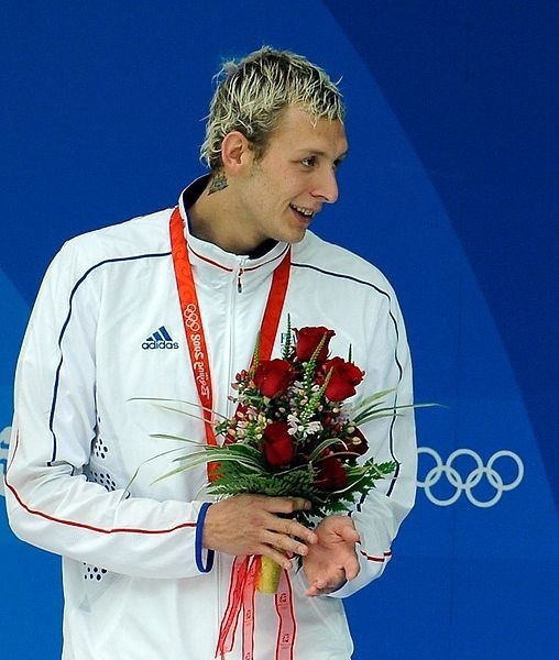 Amaury Leveaux podczas wręczania medalu na igrzyskach olimpijskich w Pekinie