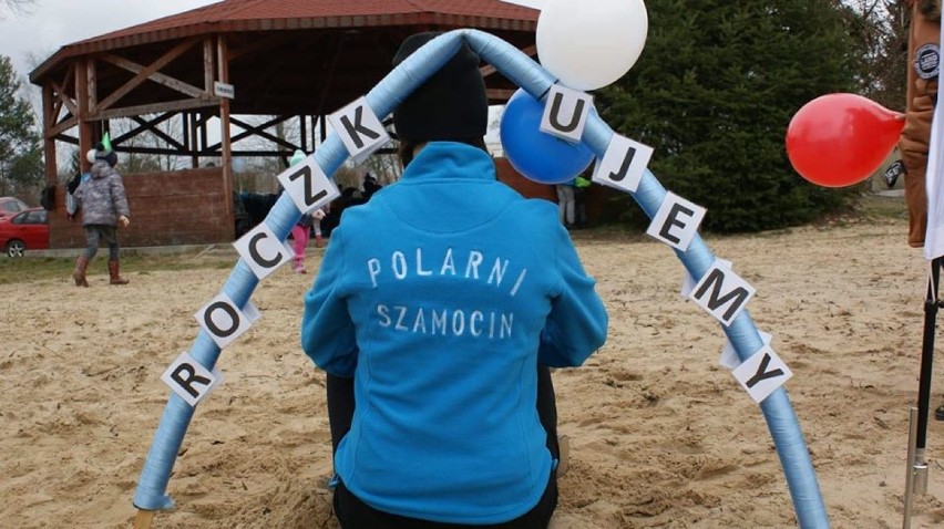 Polarni Szamocin: To już rok działalności klubu morsów w Szamocinie. "Roczek" uczczono kąpielą i tortem