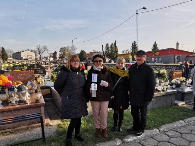 Tak wyglądały ubiegłoroczne kwesty w Będzinie, Czeladzi i Dąbrowie Górniczej. W tym roku wolontariuszy na cmentarzach nie będzie Zobacz kolejne zdjęcia/plansze. Przesuwaj zdjęcia w prawo - naciśnij strzałkę lub przycisk NASTĘPNE