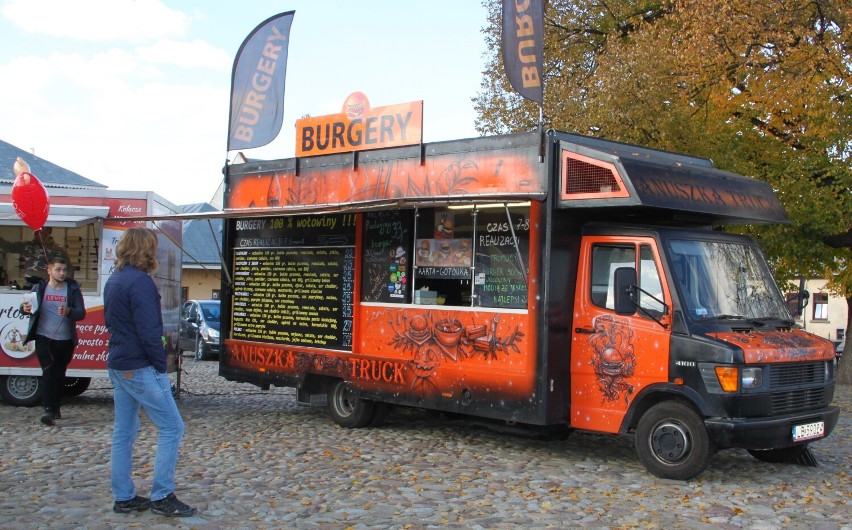 Stary Sącz. Zlot foodtrucków na starosądeckim rynku. Raj dla wielbicieli różnych smaków [ZDJĘCIA]