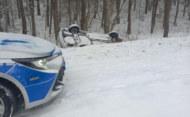 Policjanci kwidzyńskiej drogówki pracowali na miejscu groźnie wyglądającego wypadku w gminie Sadlinki, gdzie samochód osobowy wypadł z drogi.