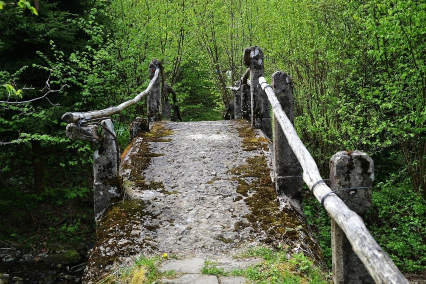 Mostek na potoku w Ropicy Górnej liczy ponad wiek, a za chwilę może go w ogóle nie być, bo się zawali. Nikt nowego najpewniej nie wybuduje