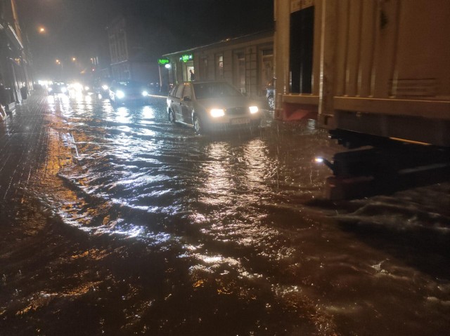 W niedzielę, 28 sierpnia, przez gminę Strzelno przeszła potężna ulewa. Ulice zmieniły się w rwące rzeki. Woda zalewała piwnice i sklepy. Strażacy mieli pełne ręce roboty. W godzinach od 19.30 do północy interweniowali aż 30 razy