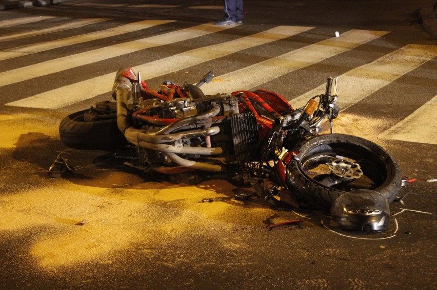 Wypadek na ul. Srebrzyńskiej w Łodzi : Motocyklista w skrajnie ciężkim stanie