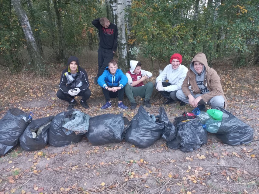 Młodzież z kółka Help Animals sprzątała las przy Plantach