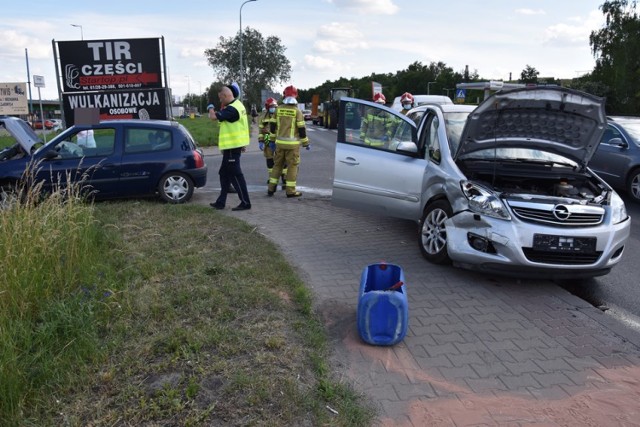 Kolizja dwóch aut na ul. Gostyńskiej.Jedna osoba trafiła do szpitala