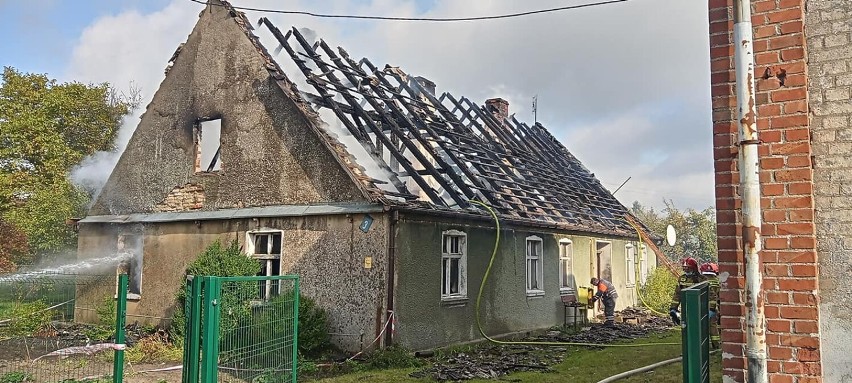 Strażacy z Goleniowa i okolic gasili pożar domu. Straty ogromne