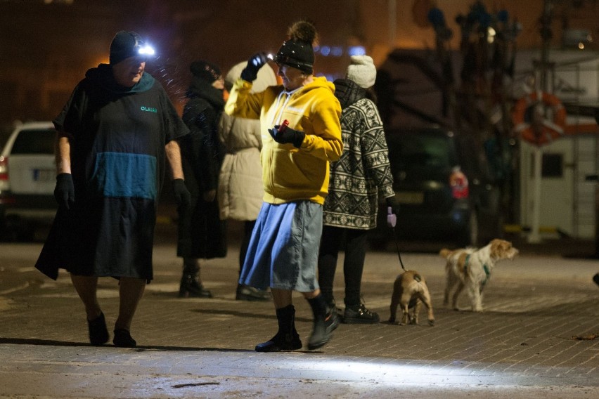 Nocne morsowanie w lodowatym Bałtyku. Morsy z Ustki kąpały...