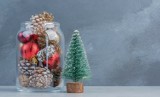 Świąteczne stroiki w szkle – piękne dekoracje na Boże Narodzenie. Pomysły na modne ozdoby świąteczne za grosze. Jak zrobić stroik w szkle?