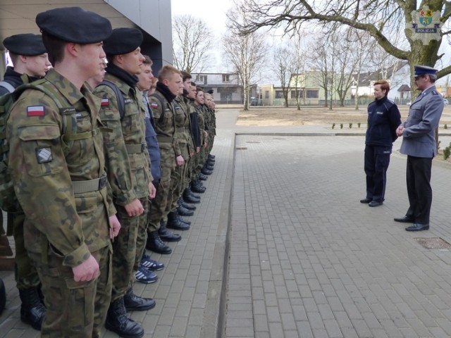 Klasa mundurowa na zajęciach w lęborskiej policji