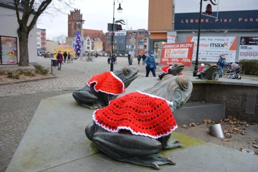 Lębork. Świąteczny klimat na placu Pokoju. Udzielił się nawet żabkom w fontannie