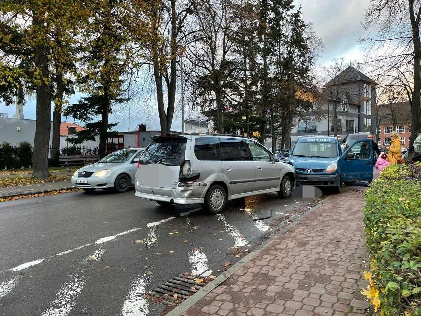 Kolizja na ul. Targowej w Lęborku. 35-latka w mitsubishi wymusiła pierwszeństwo na kierowcy BMW