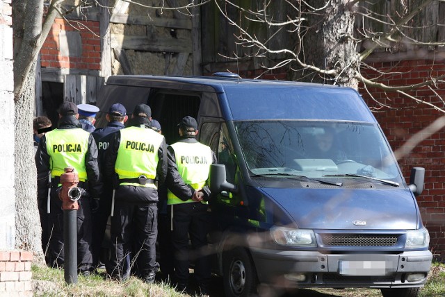 Tobiasz M. został wprowadzony do nieoznakowanego radiowozu w asyście kilku policjantów. To koniec wizji lokalnej