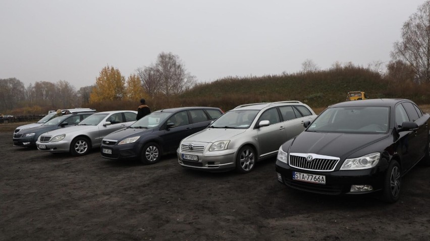 Giełda samochodowa w Gliwicach - ZDJĘCIA. Tutaj kupisz nie tylko auto i części. Sprawdzamy, co jeszcze oferują sprzedawcy