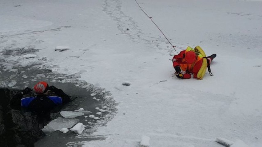 Strażacy ochotnicy i zawodowi ćwiczyli i testowali sprzęt na Kanale Grunwaldzkim [ZDJĘCIA]