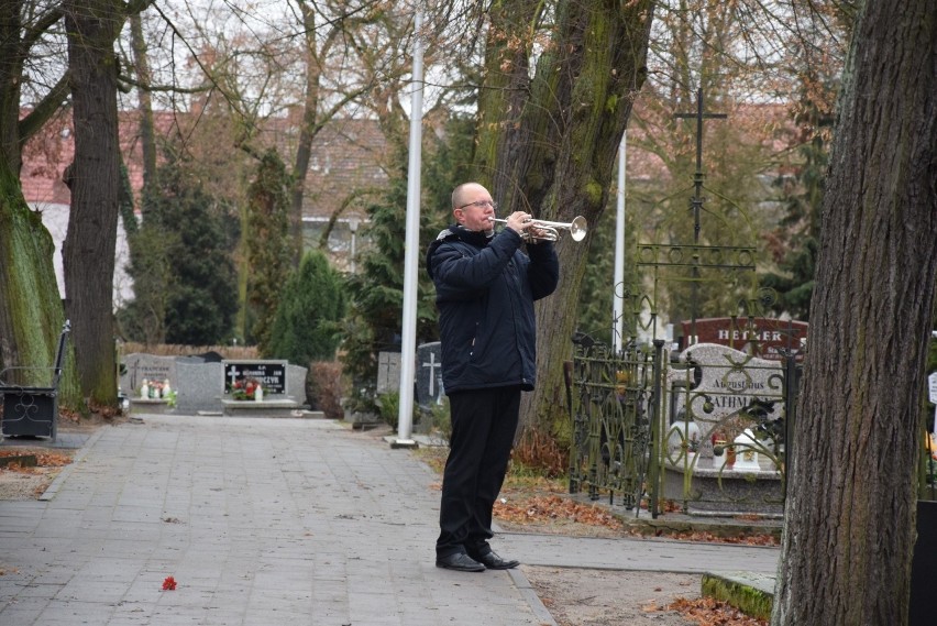 Utwór "Cisza" zagrany na trąbce na pogrzebie nastolatka...