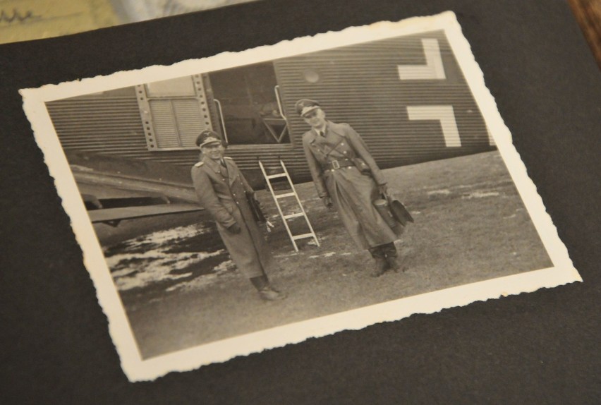 Unikatowe zdjęcia Krosna i lotniska z czasów wojny. Zrobił je ważny niemiecki oficer. Po 80 latach album kupiło Muzeum Podkarpackie