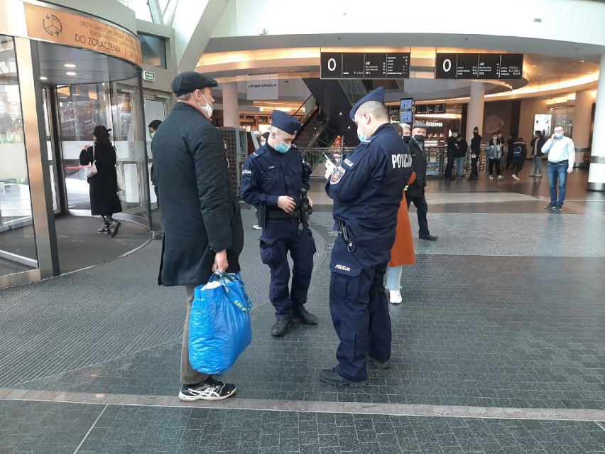 Trwa kontrola maseczkowa w Warszawie. Policjanci krążą po galeriach handlowych i wypisują mandaty