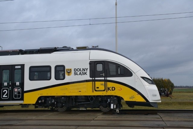 W ramach 3. etapu inwestycji Koleje Dolnośląskie zakupią 12 nowych pociągów elektrycznych Elf II. Składy przyjadą do nas z zakładów Pesa Bydgoszcz S.A. w czerwcu 2024 roku