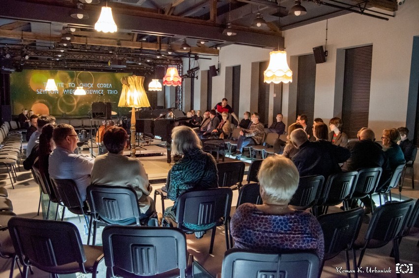 Klimatyczny koncert w Zajezdni Kultury w Pleszewie....