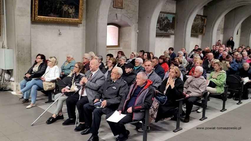 Powiat tomaszowski został po 7 latach ponownie zawierzony...