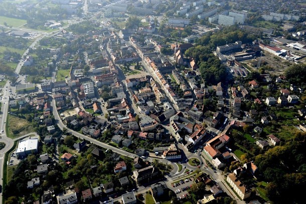 Z lotu ptaka doskonale dzisiaj widać charakterystyczny, owalny układ centrum Żor. Wyróżnia się też dawny prostokątny Rynek o wymiarach 100 na 75 metrów, z ulicami wybiegającymi z narożników.