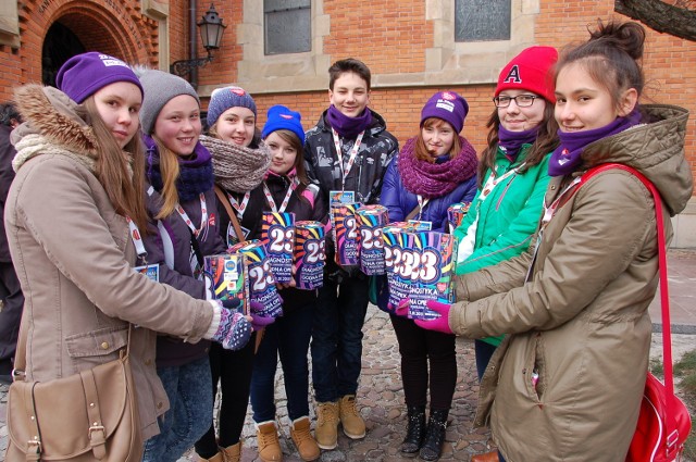 Wolontariusze z Zespołu Szkół Stowarzyszenia Siódemka w Tarnowie. Od lewej: Natalia, Dagmara, Patrycja, Iza, Kamil, Karolina, Kinga, Karolina. W niedzielę zbierali datki od wczesnego rana do wieczora