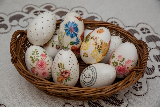Jajka jako symbol nowego życia. To nimi dzielimy się w Wielkanoc.