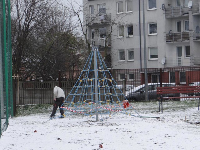 Robią plac zabaw przy Szkole Podstawowej nr 11