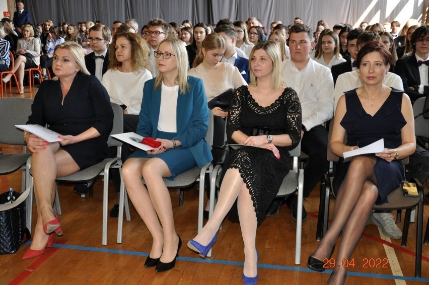 Tak wyglądało pożegnanie maturzystów w 1 Liceum Ogólnokształcącym w Chełmie. Zobacz zdjęcia