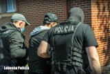 200 zarzutów dla oszukujących metodą „na BLIK”! Szajka wyłudzaczy działała na terenie całego kraju. Jej lidera zatrzymali lubuscy policjanci