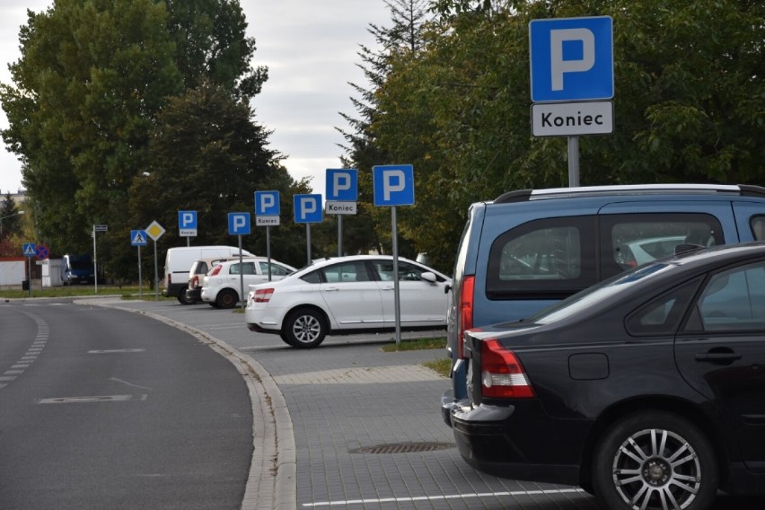 Dzień absurdu. Znak za znakiem przy jednej z ulic w Wągrowcu