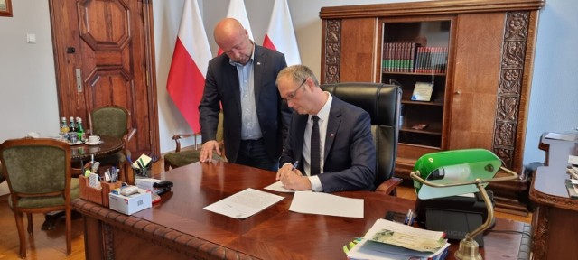 Wicewojewoda Tomasz Wójcik podpisuje zgodę na ulokowanie karetki w Bornem Sulinowie, obok wicestarosta Robert Fabisiak