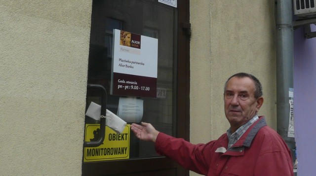 Włodzimierz Błażejewski przed zamkniętymi drzwiami Alior Banku w Tomaszowie