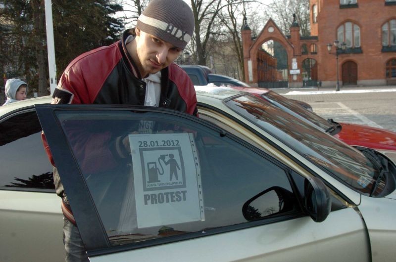 Protest kierowców w Słupsku przeciwko wysokim cenom paliw. Zdjęcia i film