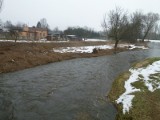 Podwyższony poziom wody w rzekach na terenie Tomaszowa, ale rzeki w korytach