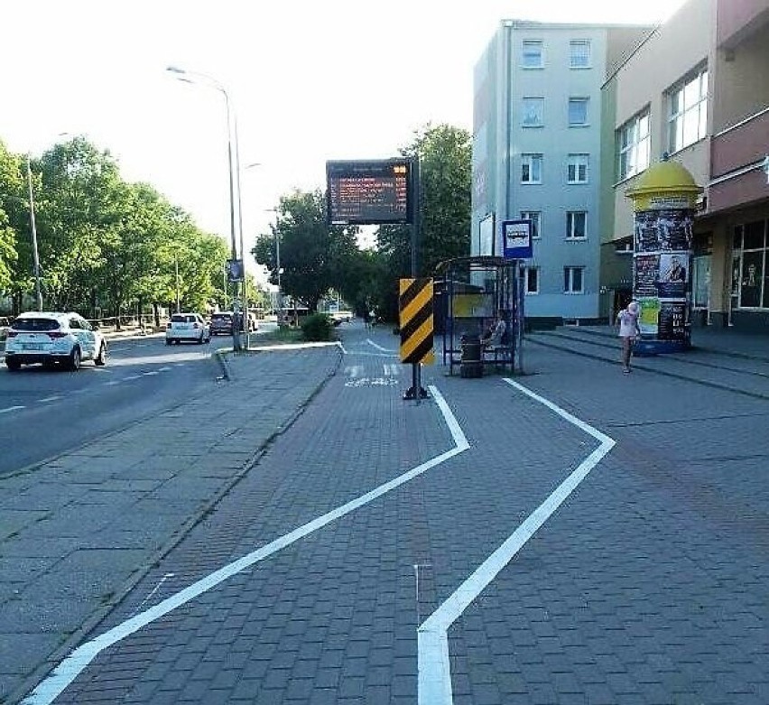 Trasa rowerowa przy przystanku przy ul. Chabrów niedawno...