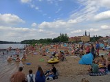 Prawdziwe tłumy na plażach w Licheniu. Pod Koninem wakacje w pełni