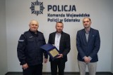 Reporter Radia Gdańsk Grzegorz Armatowski zatrzymał pijanego kierowcę. Odebrał wyróżnienie z rąk Komendanta Wojewódzkiego Policji w Gdańsku