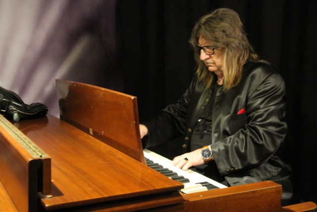 Andrzej Zieliński, założyciel zespołu Skaldowie, dał się skusić na krótki występ. Na jednym z modeli organów Hammonda zagrał wstęp do piosenki „Od wschodu do zachodu słońca”.