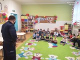 Dzielnicowi odwiedzili dąbrowskie przedszkolaki w Szkole Podstawowej nr 16 