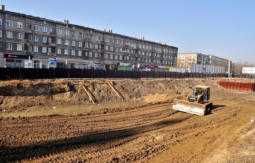 &quot;Dziura wstydu&quot; w centrum Gdańska zostanie zasypana. Powstanie tam skwerek [ZDJĘCIA]
