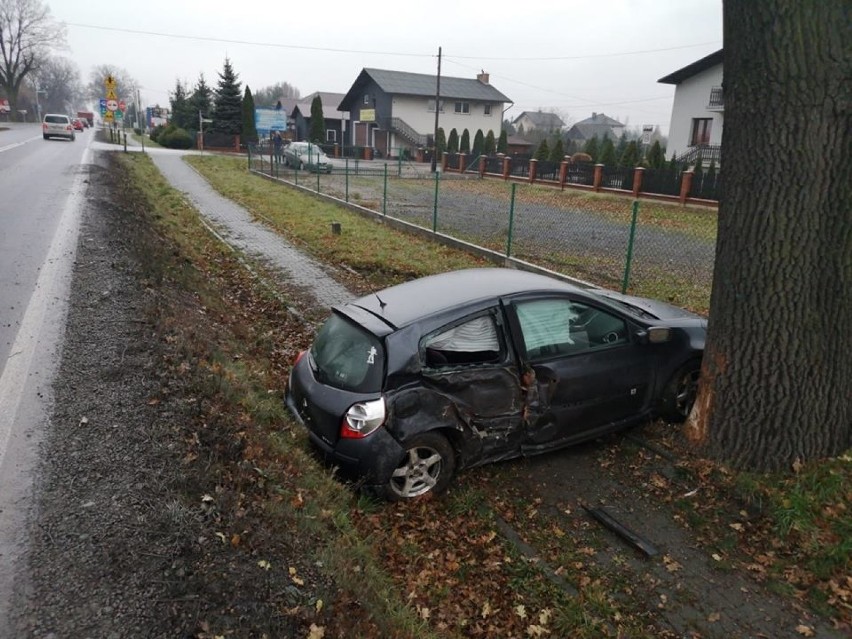 Jeden z pojazdów wylądował na drzewie, zdjęcia zrobione...