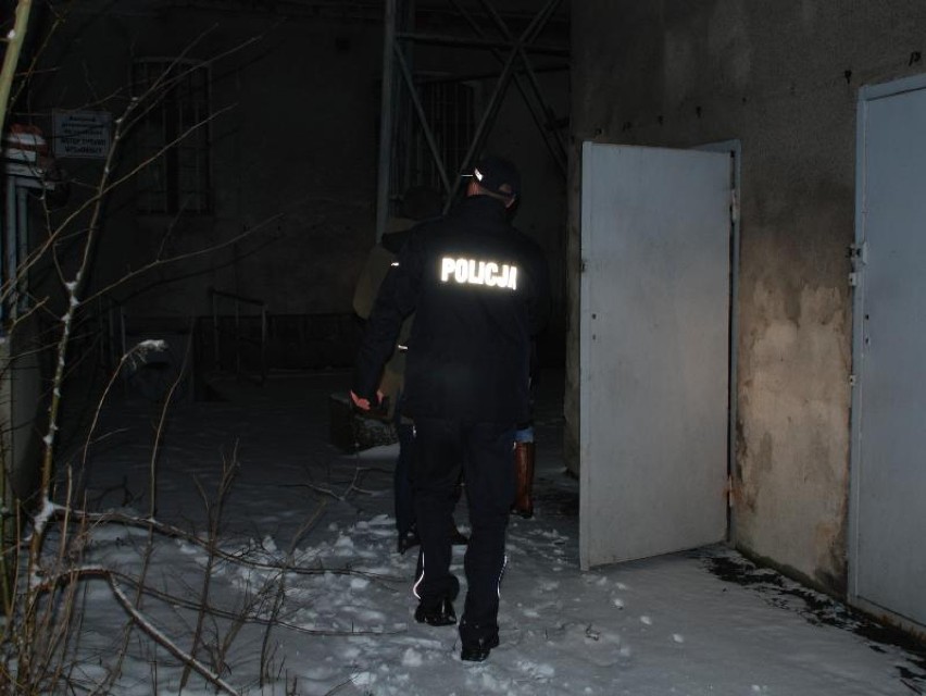 Liczenie osób bezdomnych w Kartuzach - policjanci sprawdzali, ile osób żyje bez dachu nad głową