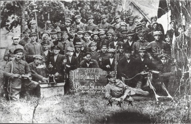 Oddział powstańców z powiatu raciborskiego, maj 1921 roku. Na tablicy charakterystyczny napis: Powstańze Górno Ślanscy.