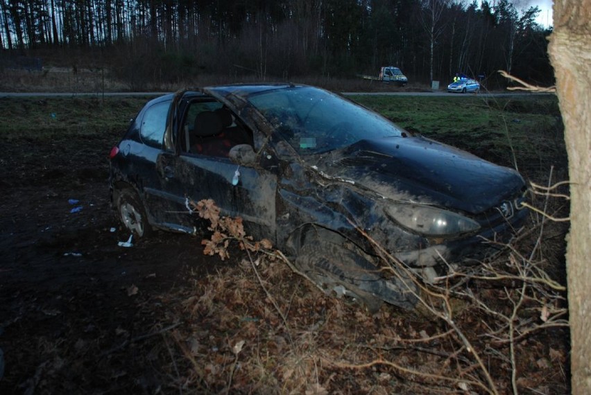 Wypadek w Zbychowie. 25-letni kierowca został przetransportowany śmigłowcem do szpitala [AKTUALIZACJA, ZDJĘCIA]